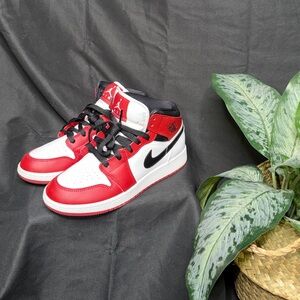 Jordan 1 mid Chicago